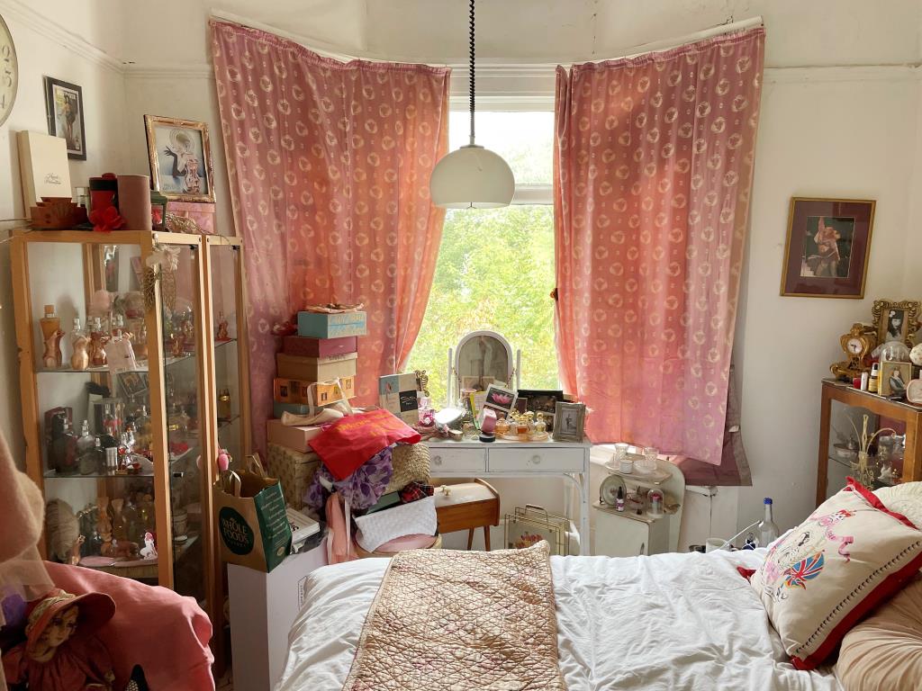 Lot: 11 - DETACHED HOUSE AND LARGE GARDEN WITH POTENTIAL -